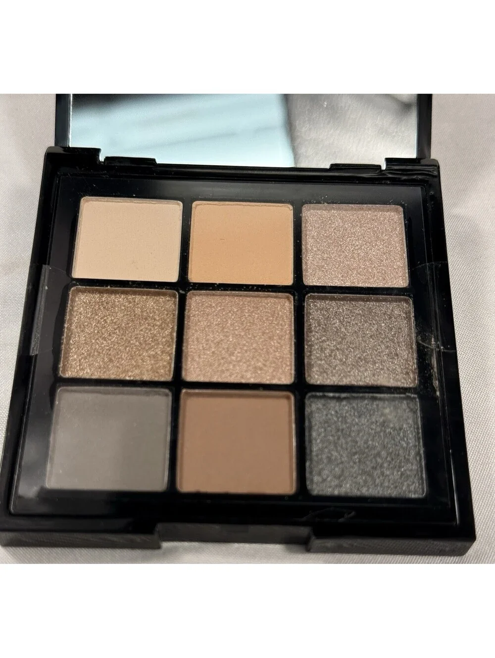 Eyeshadows In Rosy Chic And Iconic Smokey